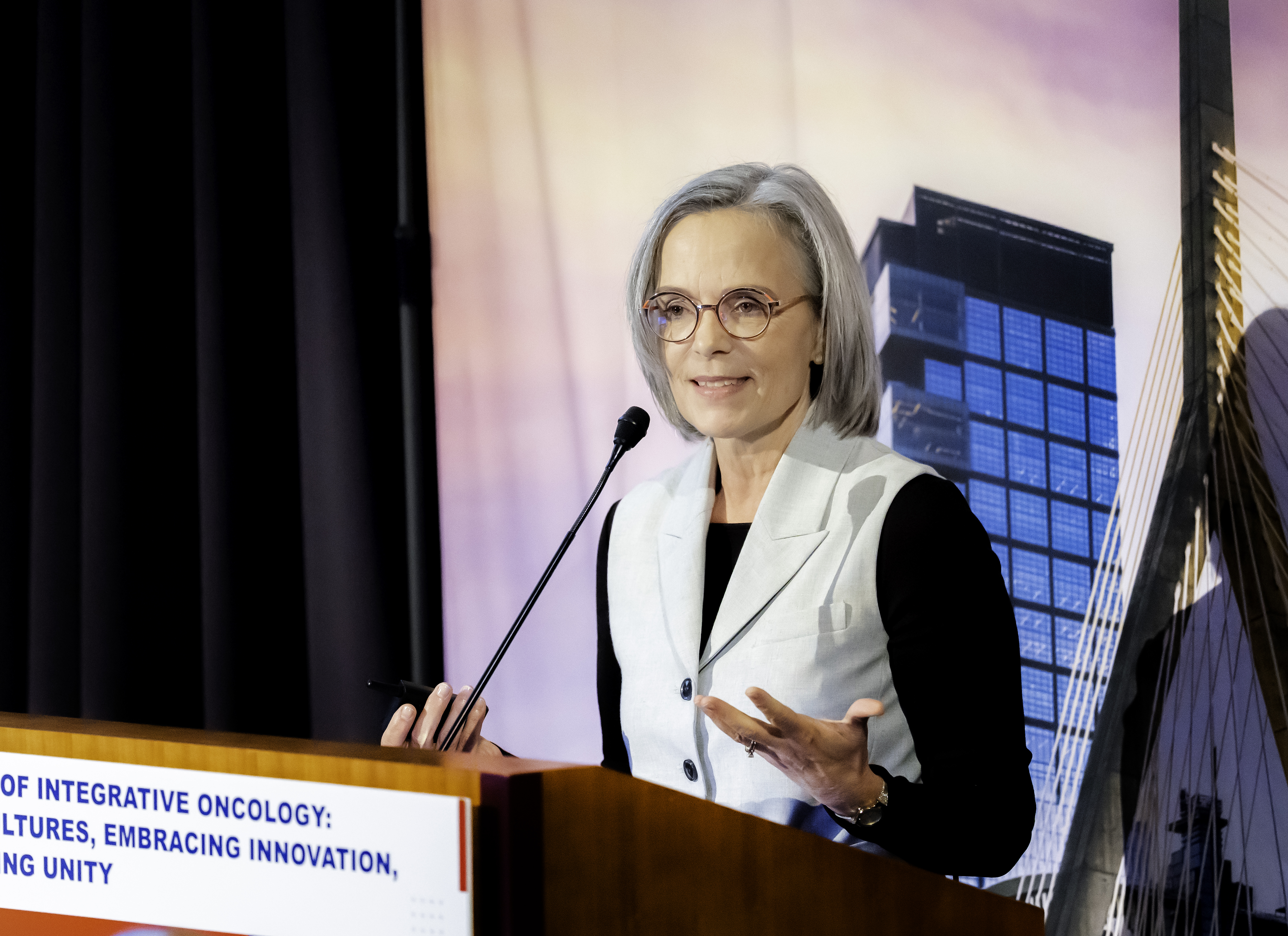 Yoke Bradt, PhD speaking at the Dana Society for Integrative Oncology